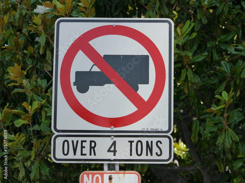 No trucks over 4 tons sign
