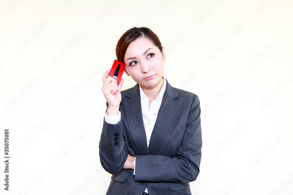 携帯電話の連絡を待つオフィスレディー