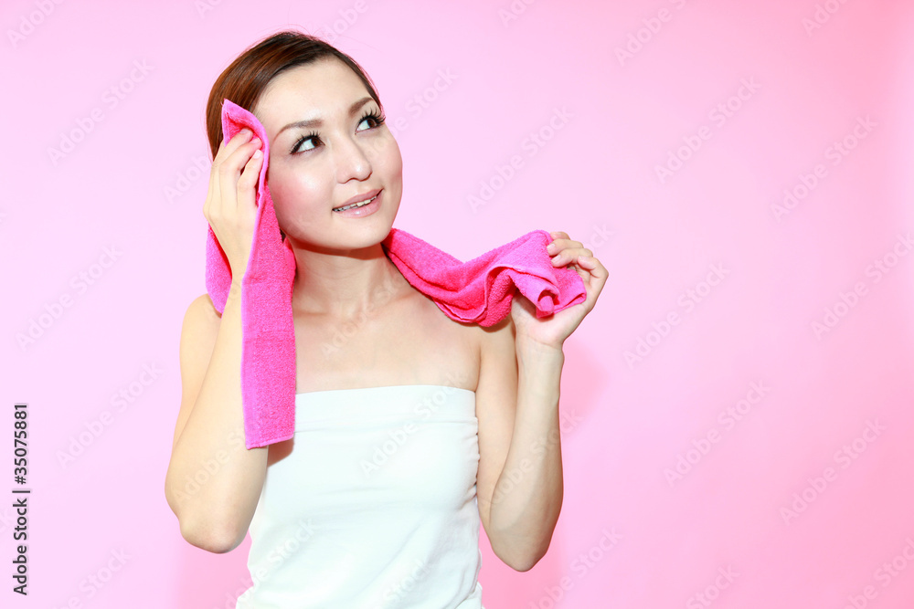 タオルでお顔を拭くさわやかな女性 タオルでお顔を拭くさわやかな女性