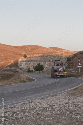 Strada montagna con trattore