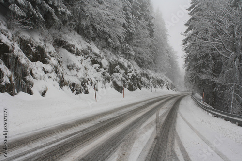 Wintereinbruch - Rutschige Strasse