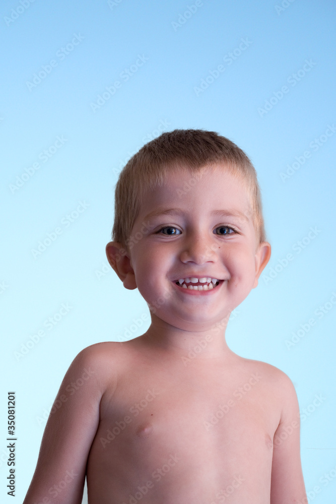 bambino sorridente a petto nudo Stock Photo | Adobe Stock