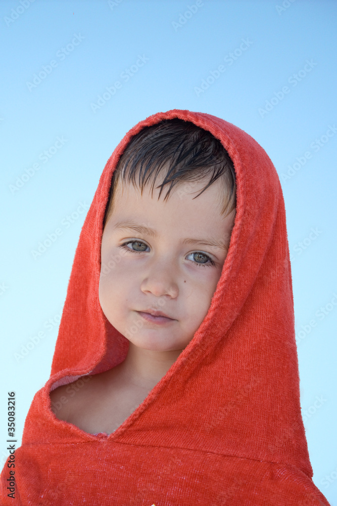 bambino con asciugamano rosso bambino con asciugamano rosso