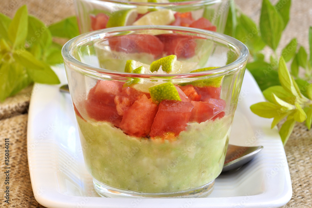 guacamole w szklanych naczyniach guacamole w szklanych naczyniach