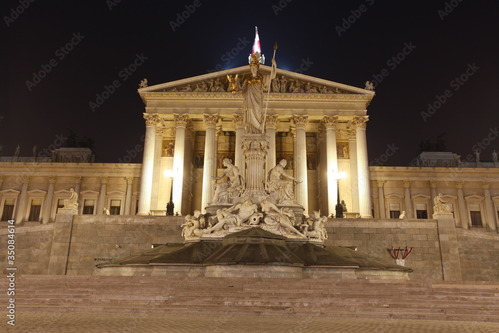 Obraz premium Austrian Parliament in Vienna at night