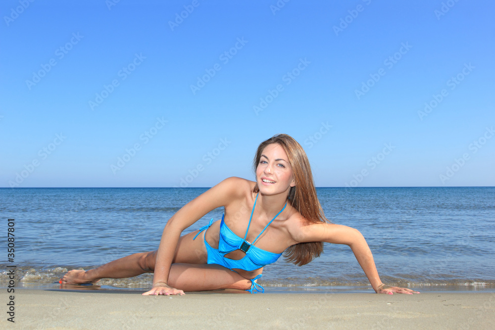Naklejka premium Attractive girl on the beach