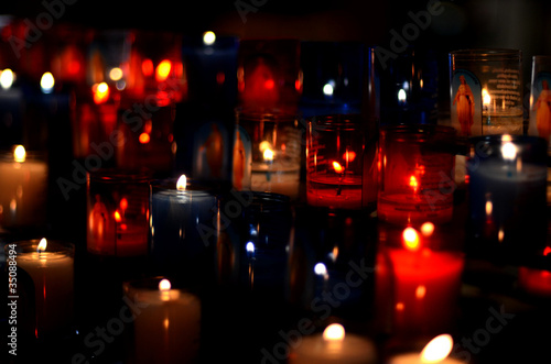 Brennende Kerzen in der Kirche