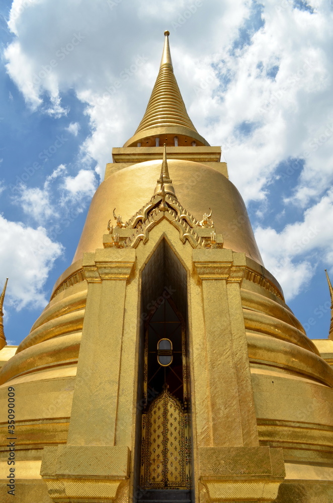 Fototapeta premium golden pagoda at the temple of emerlad buddha