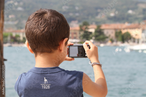 bambino che fotografa