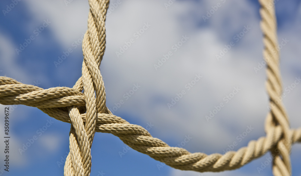 Verbunden Knoten Seil mit Himmel im Hintergrund