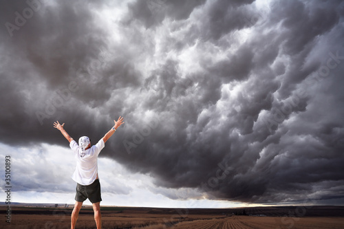 Canvas Print The  man and enormous thundercloud