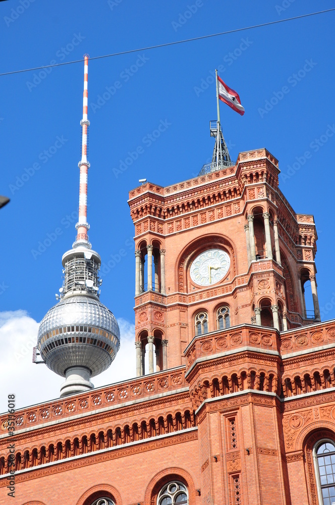 Naklejka premium Berlin - Rotes Rathaus mit Fernsehturm