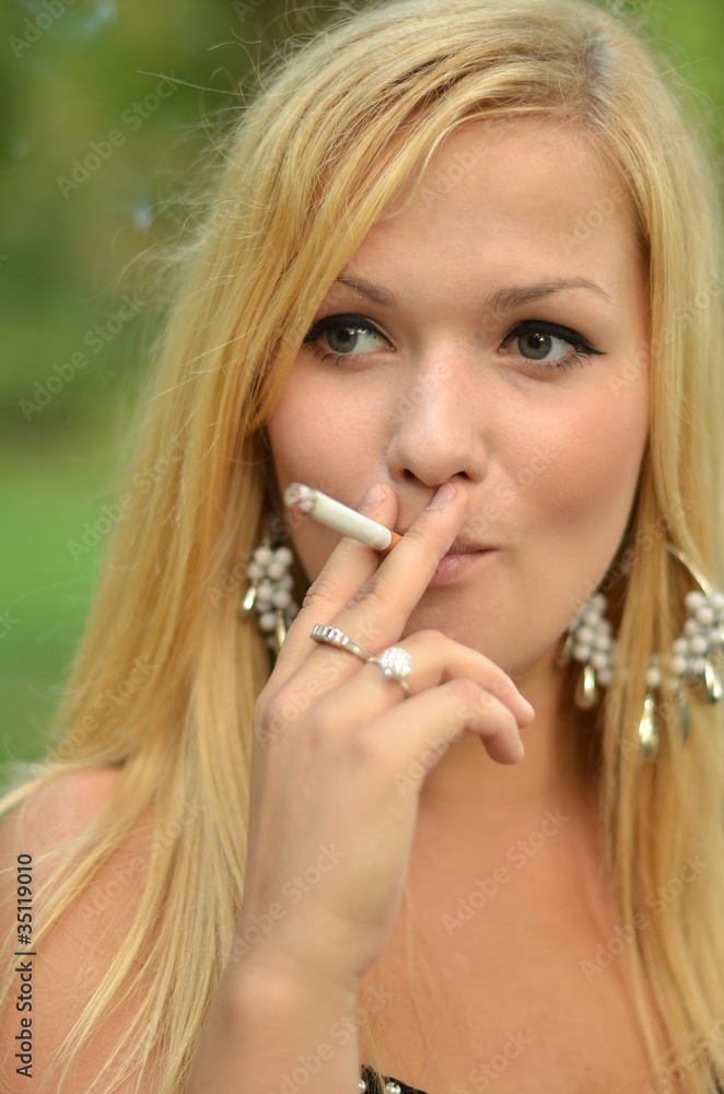 femme et cigarette