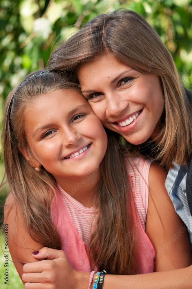 Obraz premium Happy sisters