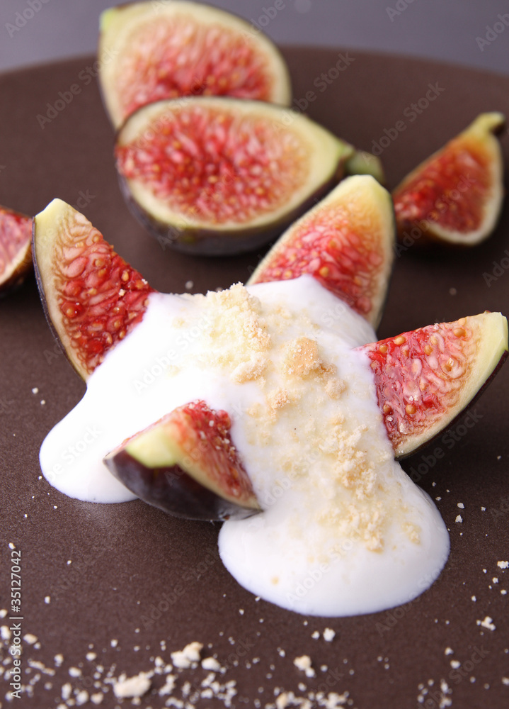 dessert, figues fraiches et crème dessert, figues fraiches et crème