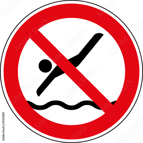 Verbotsschild Ins Wasser springen verboten Zeichen