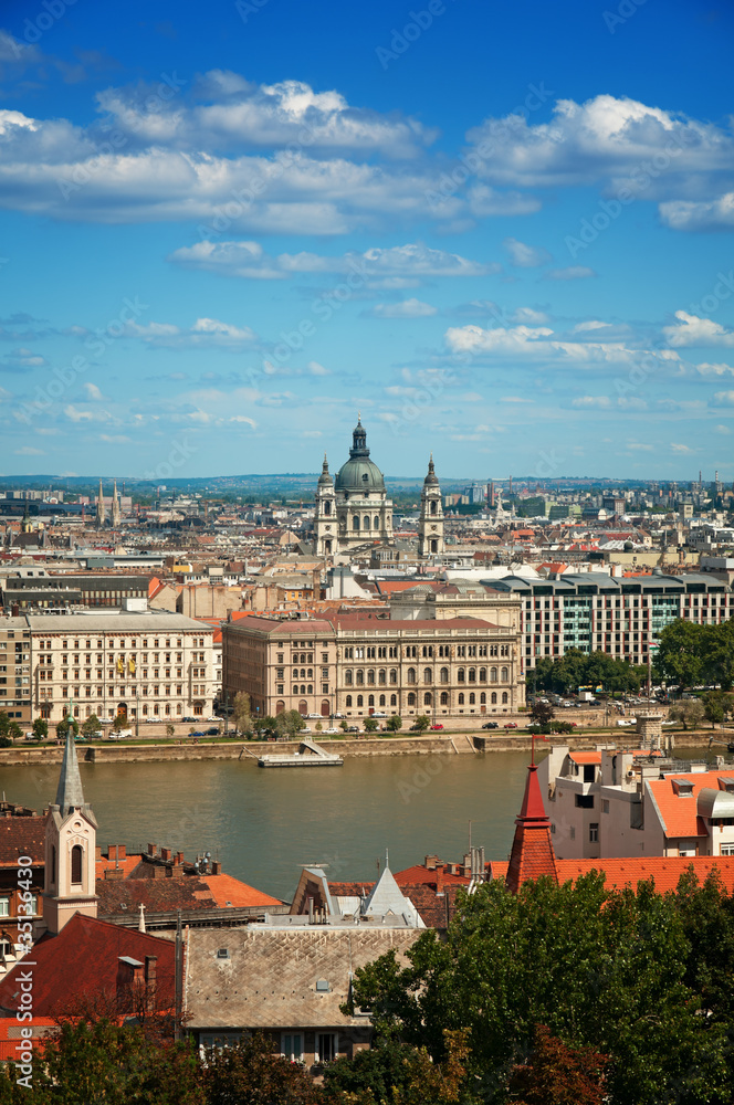 Obraz premium St. Stephen Basilica view form Buda Castle