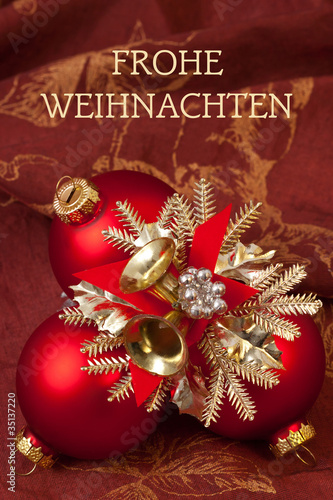 Weihnachtskarte - Rote Christbaumkugeln - vertikal - hochkant photo