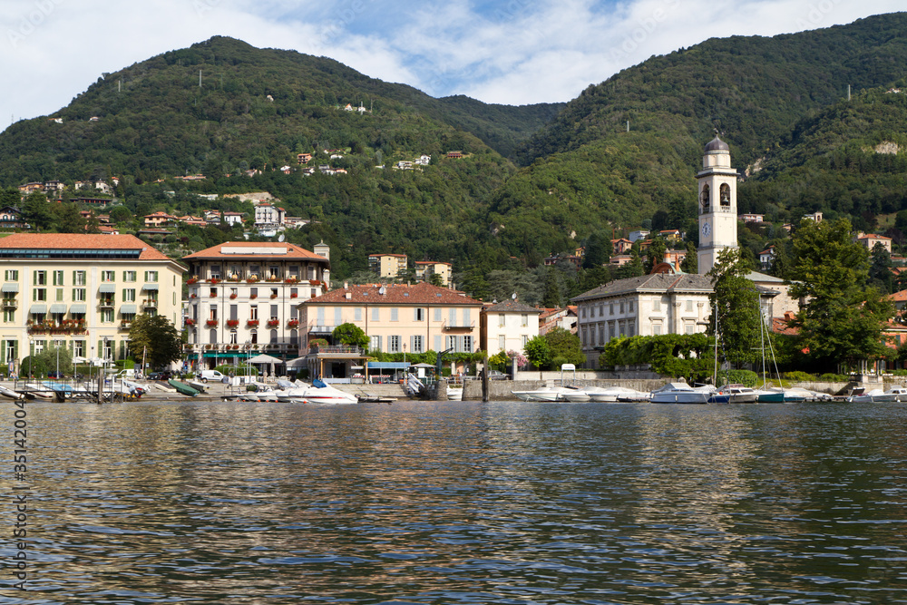 Der Ort Cernobbio mit Bootshafen am Comer See, Italien Der Ort Cernobbio mit Bootshafen am Comer See, Italien