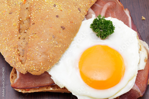 Vollkornbrötchen, roher Schinken, Spiegelei photo