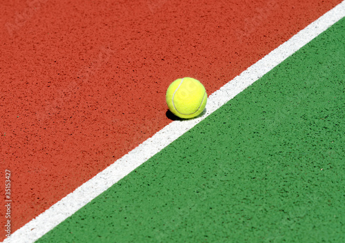 tennis ball © danimages
