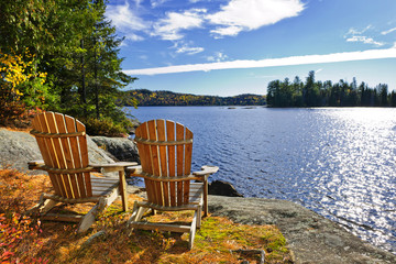 Leinwandbilder See Adirondack-Stühle am ruhigen Seeufer  © Elenathewise