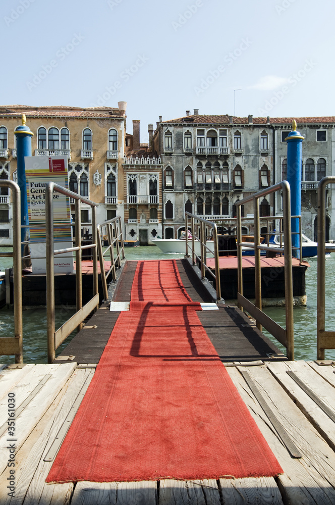 Naklejka premium Roter Teppich in Venedig - Biennale