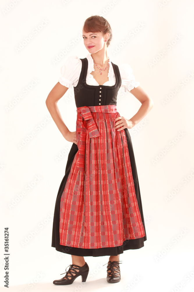 junge Frau in Tracht im Biergarten