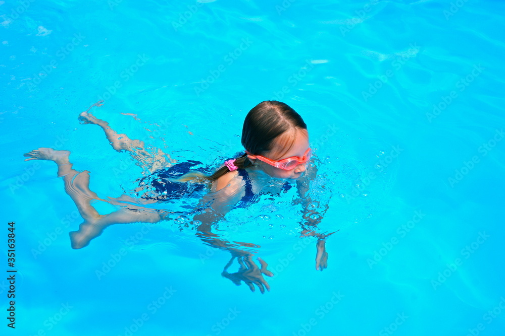 Kind beim Schwimmen