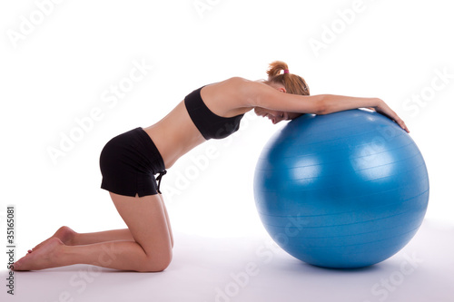 Junge Frau mit Gymnastikball