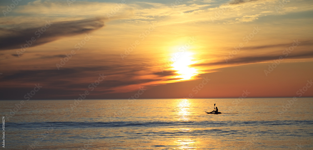 Canoë Kayac pendant le coucher de soleil
