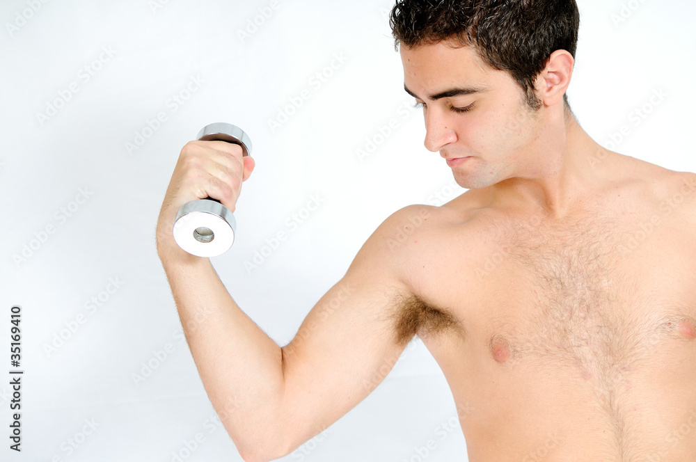Hombre joven haciendo ejercicio con pesas Hombre joven haciendo ejercicio con pesas