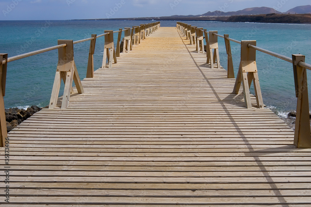 Fototapeta premium Pasarela sobre el mar