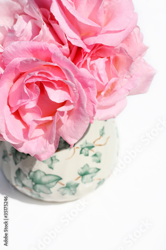 Fototapeta Naklejka Na Ścianę i Meble -  Lovely pink roses in a vase