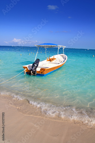 boats in caribbean beach turquoise sea