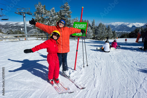 mère et fille sur les pistes de ski