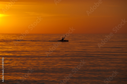 Kanu im Meer bei Sonnenuntergang © mao-in-photo
