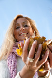Junge gesunde blonde Frau mit Schal im Herbst