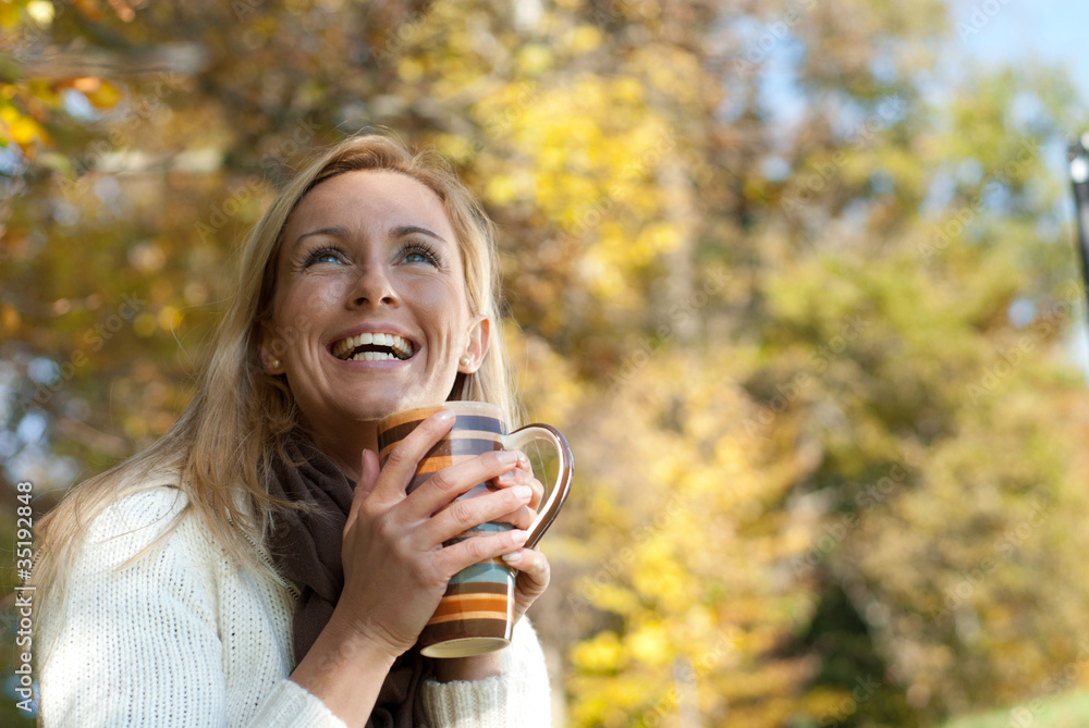 Junge gesunde blonde Frau im Herbst Junge gesunde blonde Frau im Herbst