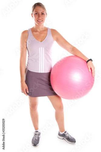 femme sportive avec un fitball