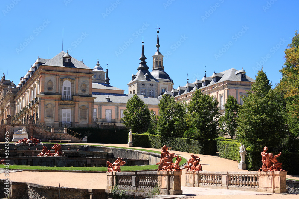 Fototapeta premium Royal Palace and gardens of La Granja de San Ildefonso (Spain)