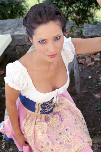 Quadro su tela Braunhaarige Frau im Dirndl