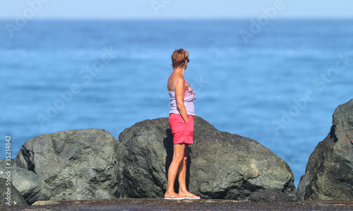 femme du troisième âge qui regarde la mer photo