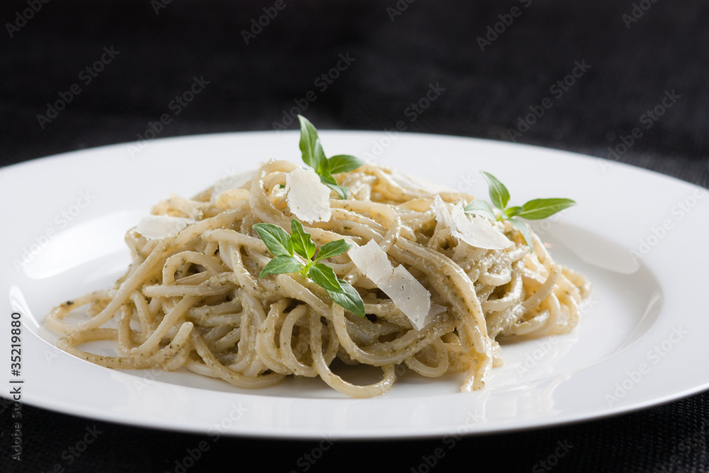 Spaghetti with pesto