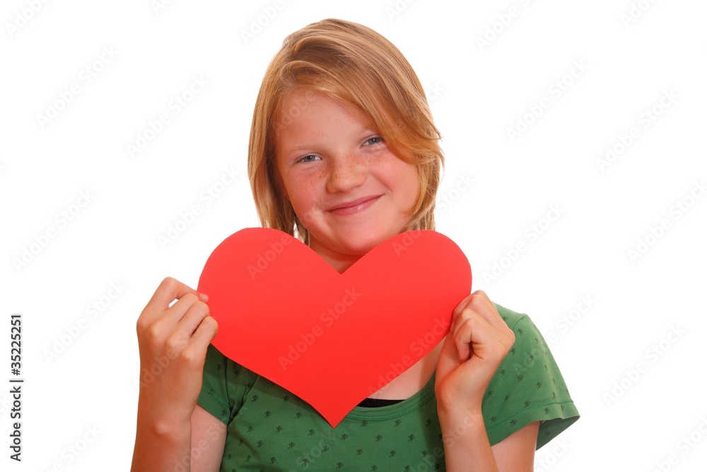 Junges Mädchen hält ein rotes Herz Junges Mädchen hält ein rotes Herz