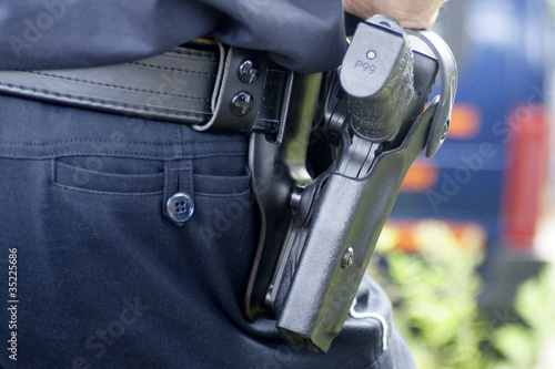 Canvastavla Polizist mit Pistole