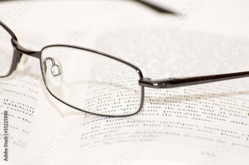 livre et lunettes