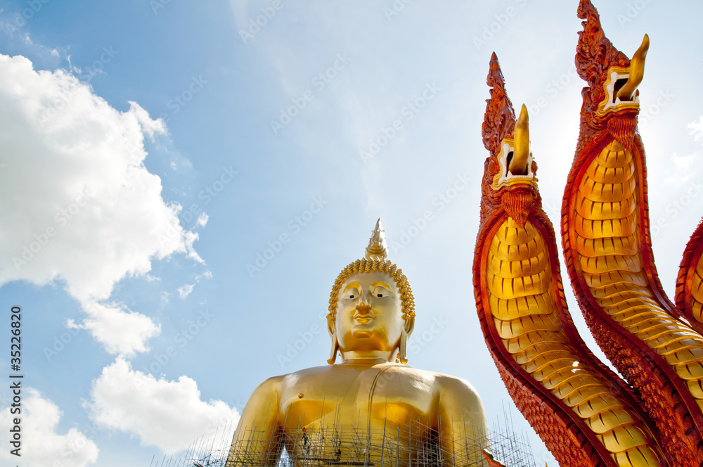 Obraz premium The golden statue of Lord Buddha head