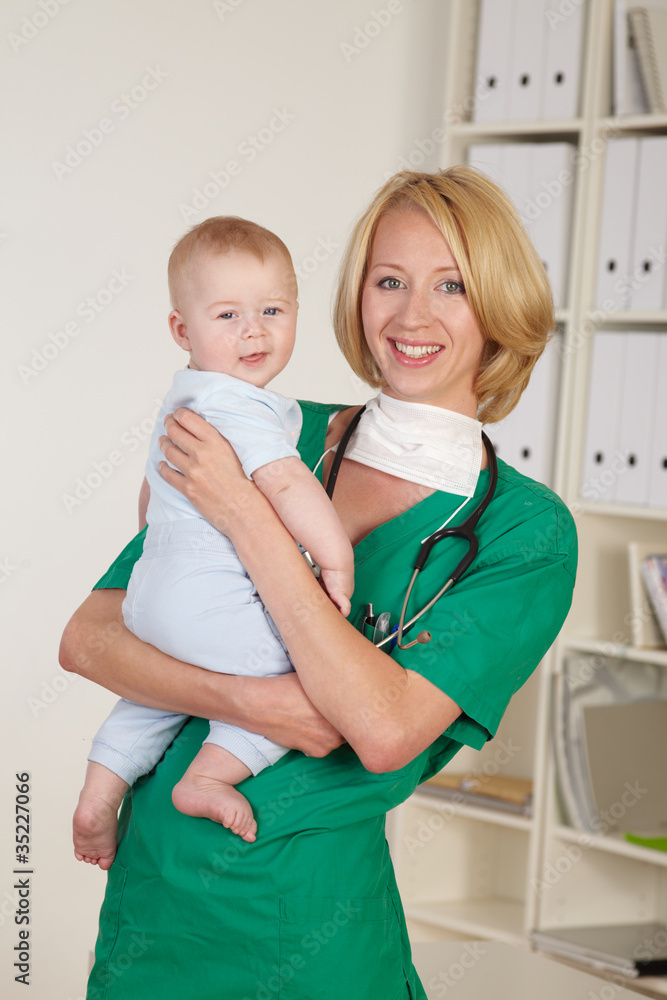 glückliche ärztin mit baby glückliche ärztin mit baby