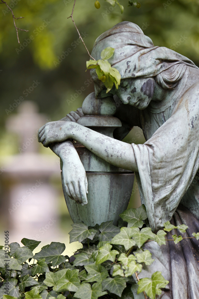 Fototapeta premium Statue einer trauernden Frau auf einem Grab